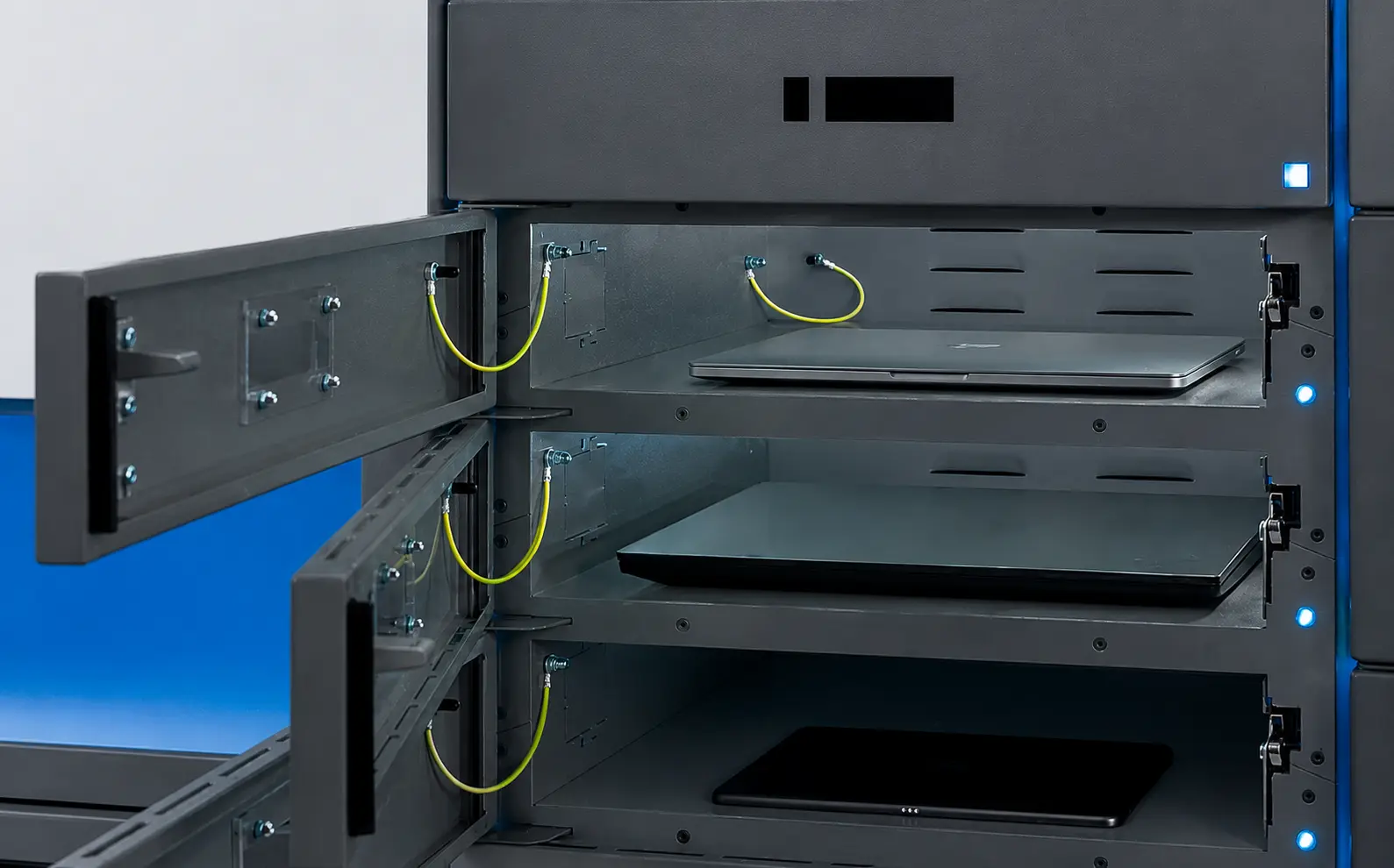 Usuario retirando un computador portátil desde un casillero inteligente de autopréstamo
