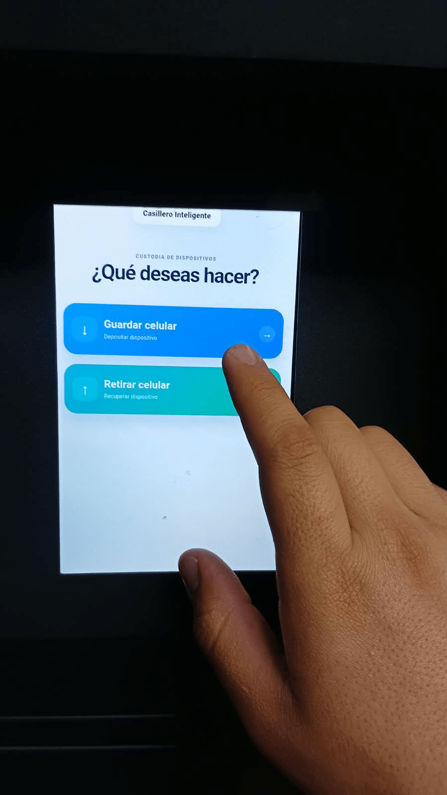 Proceso de identificación, depósito y recuperación de celulares en un área restringida