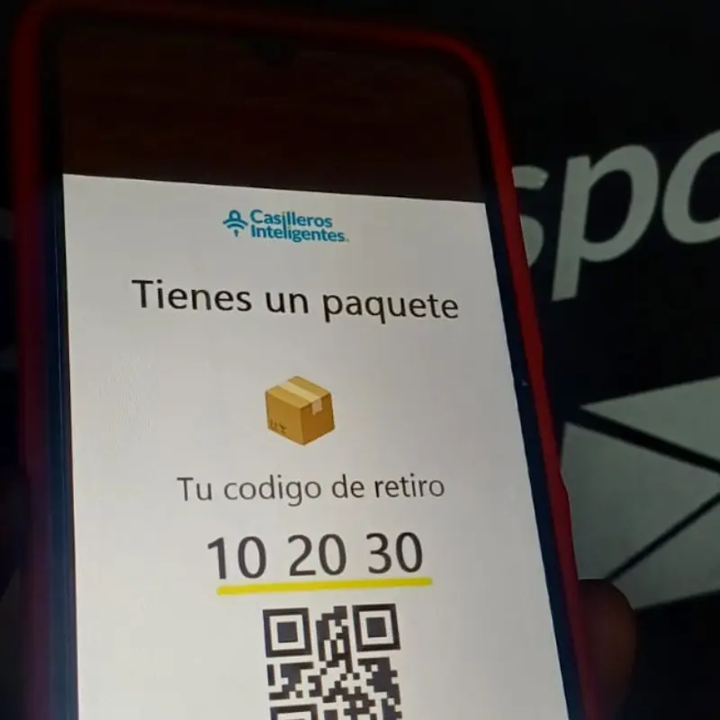 Notificación recibida por un residente indicando que tiene un paquete disponible para retirar